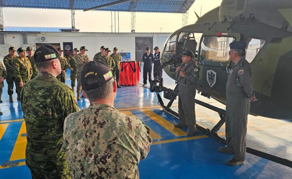 Oficiales de Estado Mayor visitan el Ala de Combate N.º 22 en Guayaquil