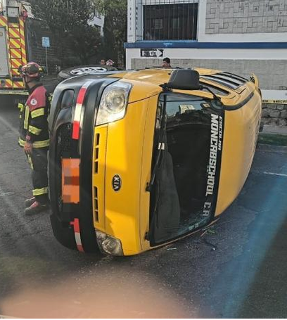 Cinco heridos deja choque entre dos furgonetas escolares en Quito