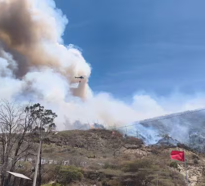 Incendio forestal se registra en el cerro Casitagua, en Quito
