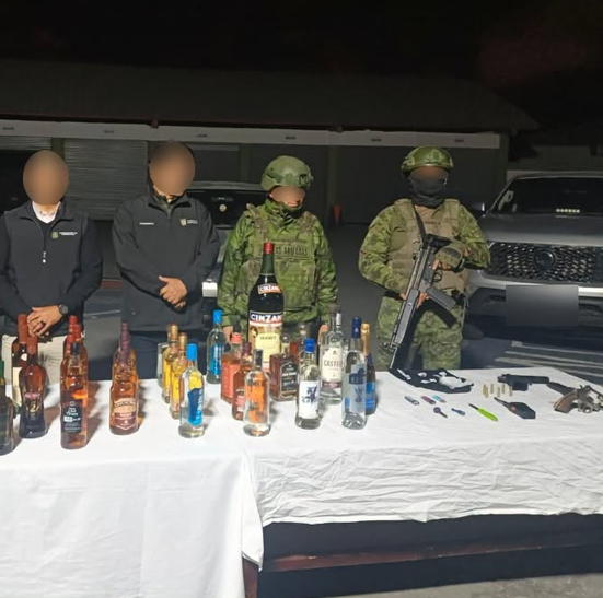 Operativo militar deja armas y presuntas sustancias ilícitas decomisadas en Riobamba