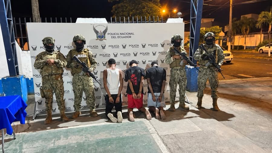 Tres aprehendidos y un arma decomisada en Esmeraldas