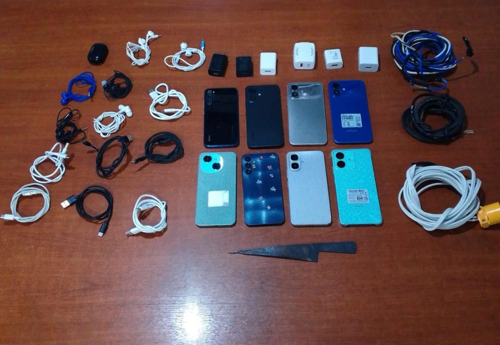 Ejército decomisa armas y celulares en cárcel femenina de Guayas