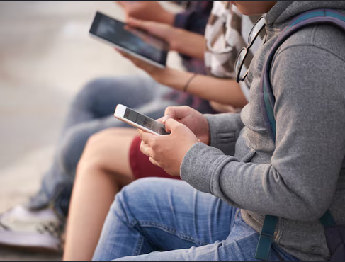 México restringirá el uso de celulares en escuelas