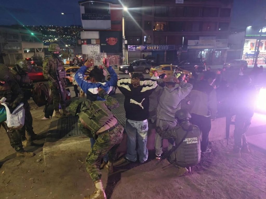 Operativo militar deja armas blancas y presuntas drogas en la quebrada del Machángara