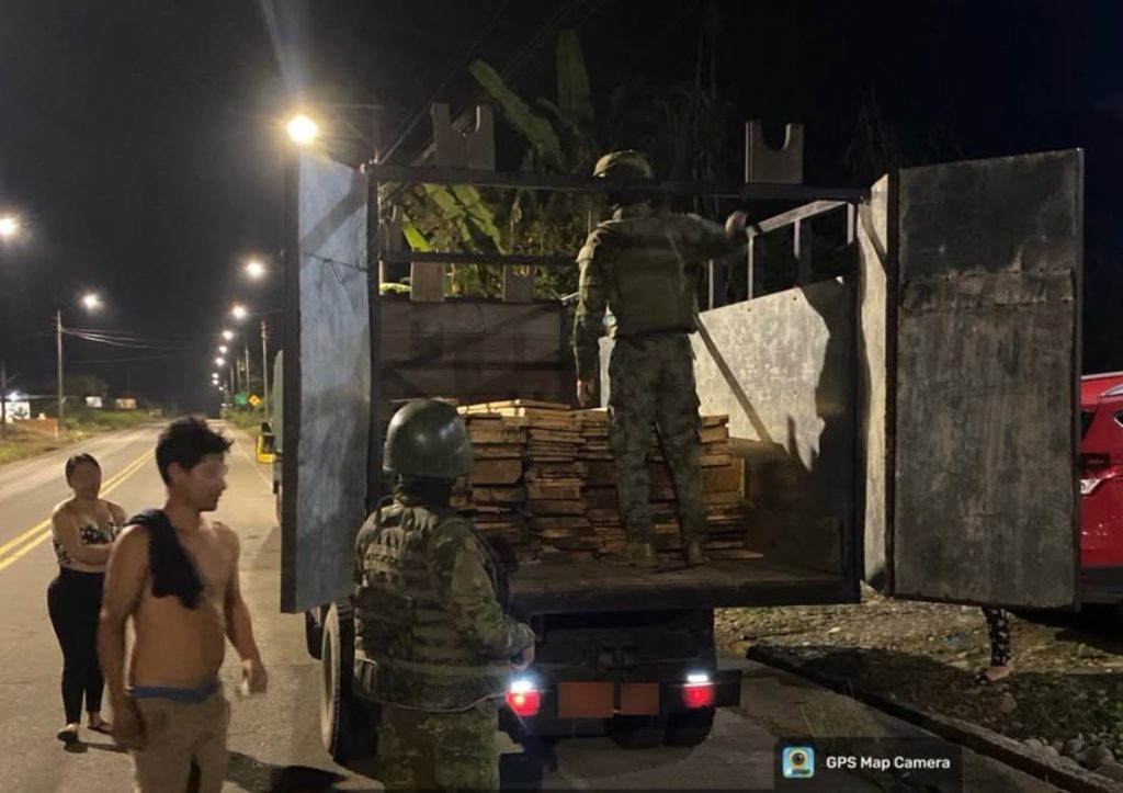 Ejército retiene camión con 9 metros cúbicos de madera en Pastaza