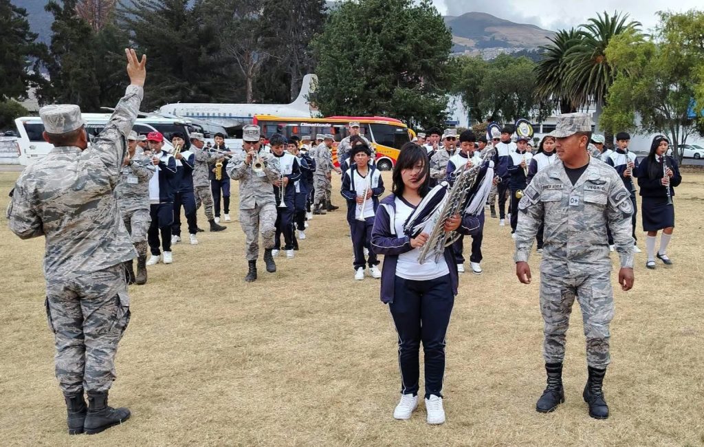 Estudiantes de Pujilí conocen de cerca la formación aeroespacial