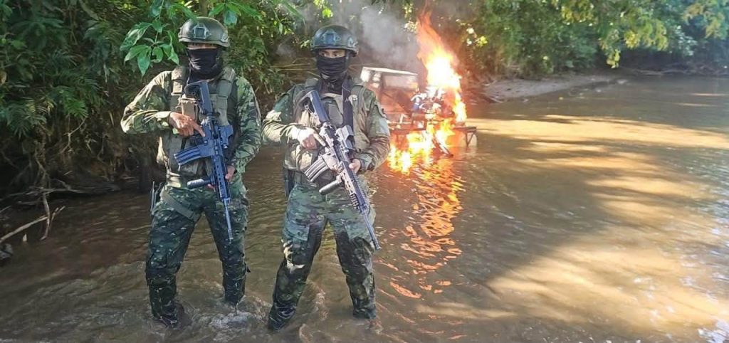 Fuerzas Armadas destruyen tres dragas ilegales en Napo