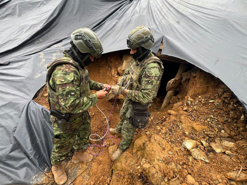 FF. AA. combaten la minería ilegal en Azuay