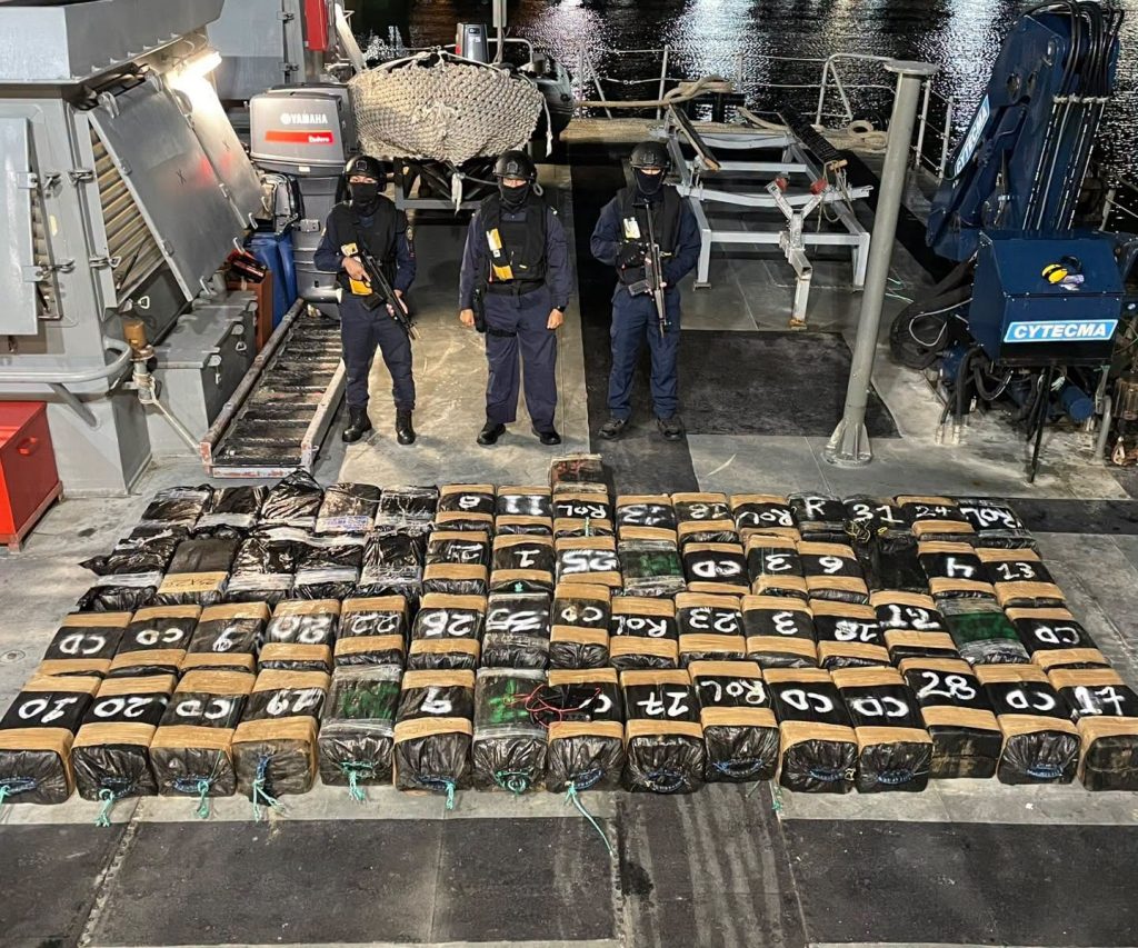 Armada del Ecuador incauta 1.220 kilos de presuntas sustancias sujetas a fiscalización en operación marítima