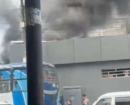 Bus se incendia dentro de un taller mecánico en Guayaquil