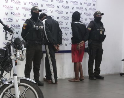 Enfrentamiento entre policías y sospechosos deja patrulla averiada en la Isla Trinitaria