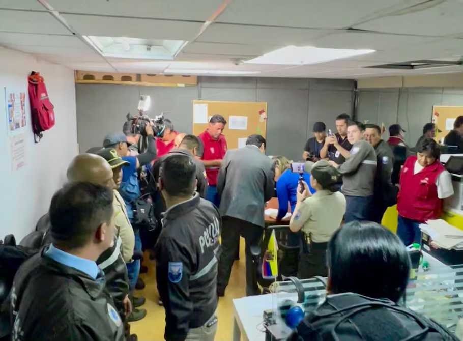 Policía Nacional allana Ministerio de Educación tras denuncias por venta de puestos
