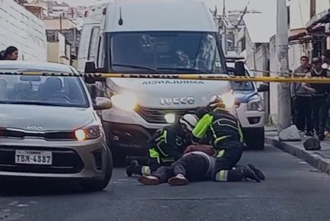 Una mujer muere y un conductor queda herido tras balacera en Quito