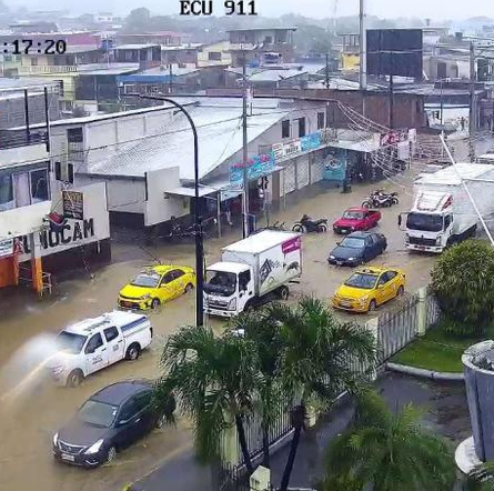 Fuerte aguacero inunda calles y complica la movilidad en Portoviejo