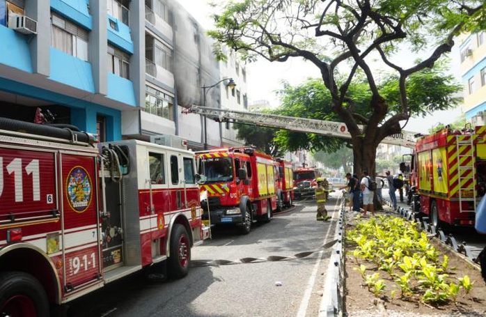 Incendio de alarma 3 movilizó a 100 bomberos en el centro de Guayaquil