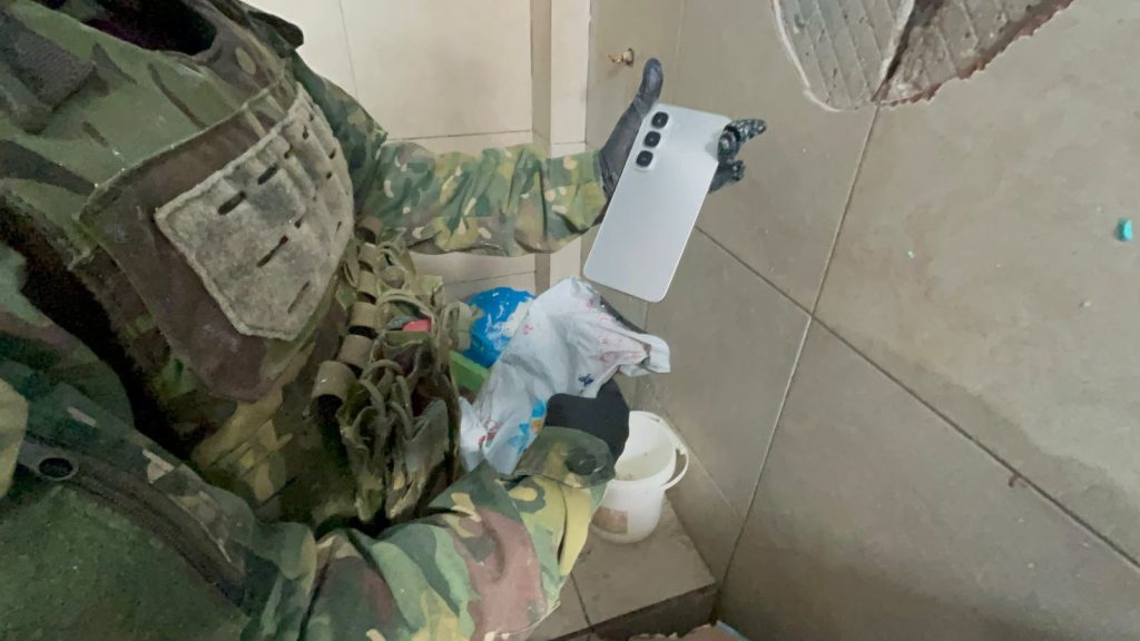 Operativo militar en cárcel femenina de Azogues permite decomisar celulares y accesorios