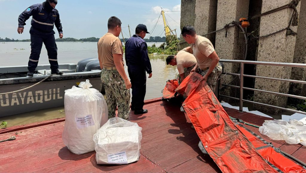 Armada del Ecuador ejecuta labores de contención de combustible tras siniestro del buque “Henry Morgan” en el río Guayas