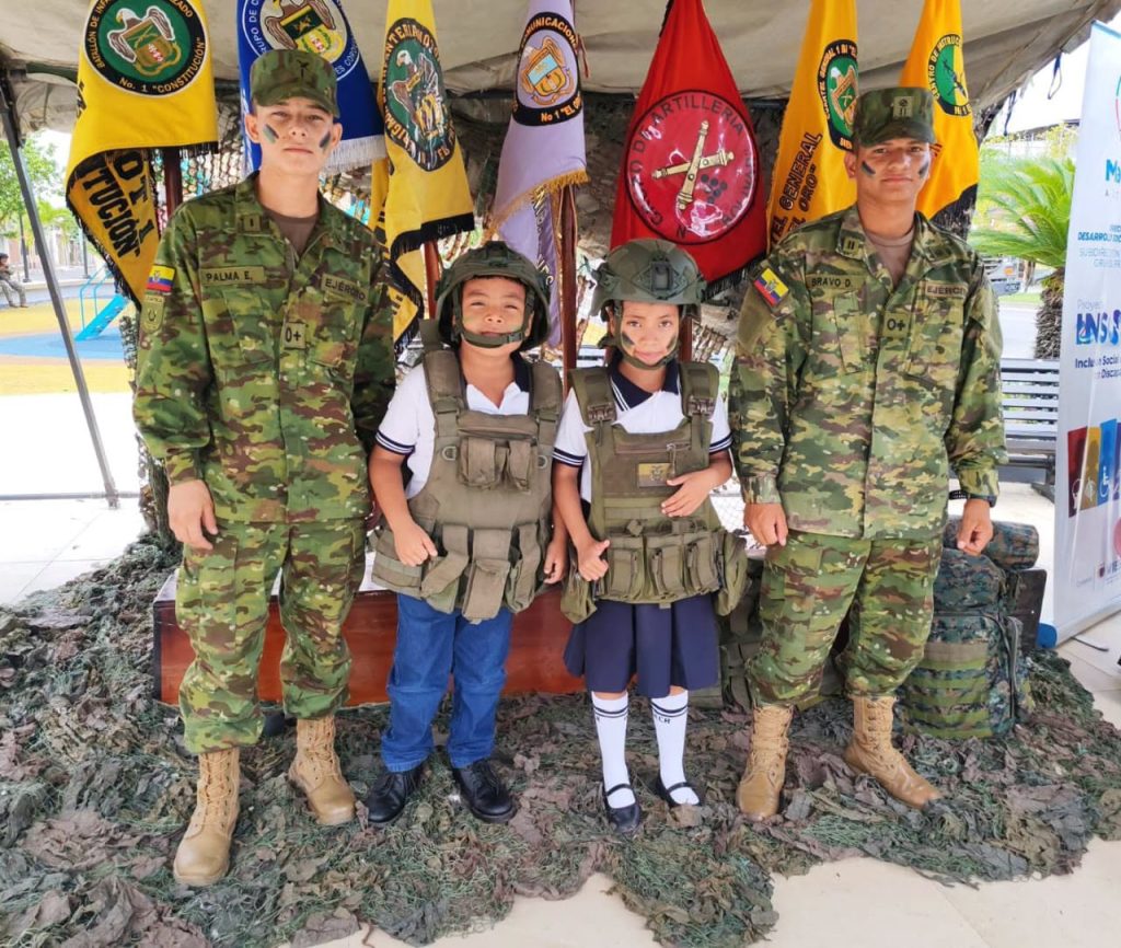 Militares llevan alegría y solidaridad a familias de Machala
