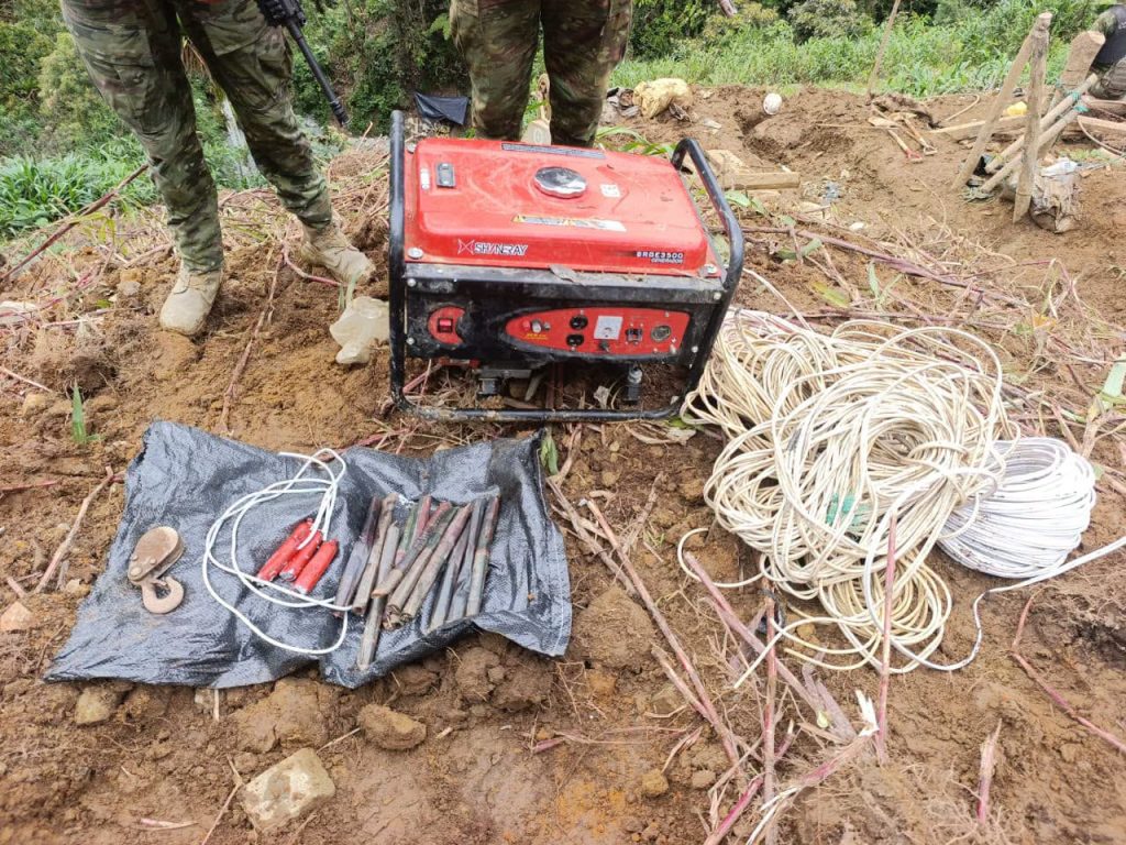 Ejército destruye explosivos y material vinculado a presunta minería ilegal en Tulcán