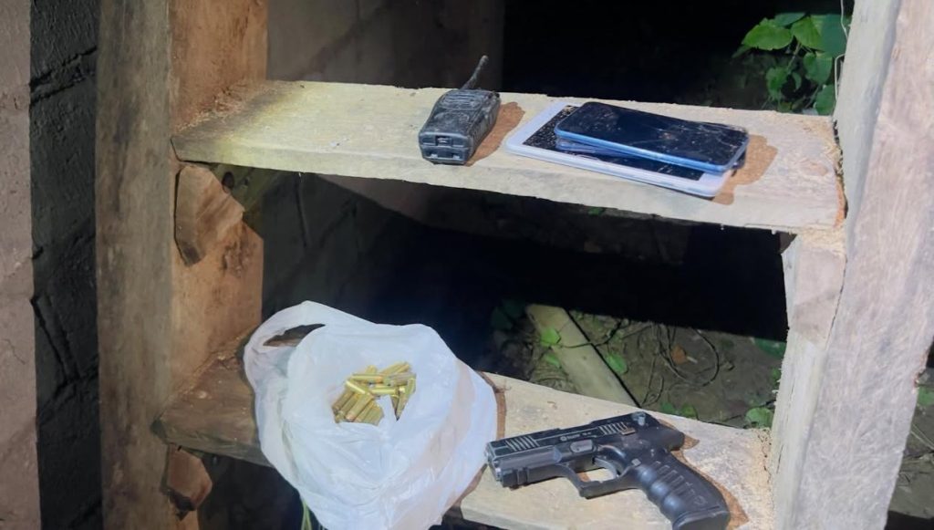 Operativo militar en Esmeraldas deja armas y equipos incautados