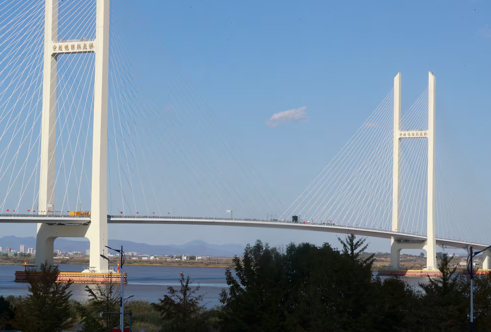 Un nuevo puente de cuatro carriles conecta China con Corea del Norte
